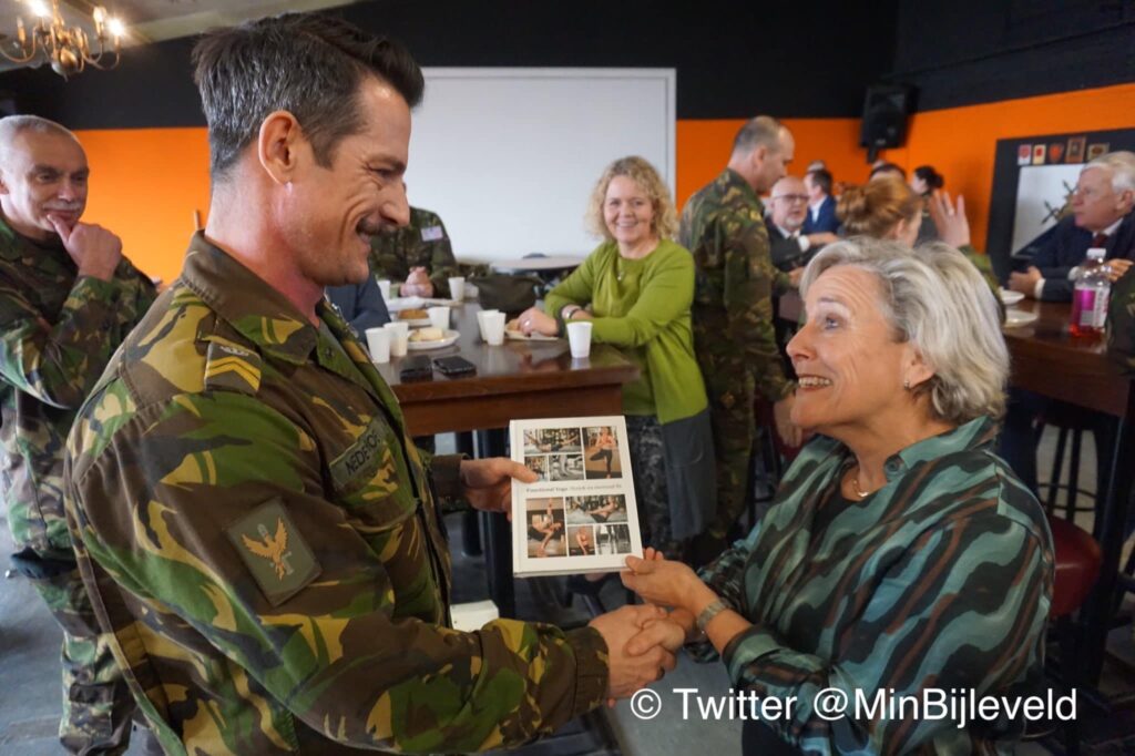 Ank Bijleveld neemt yogaboek in ontvangst