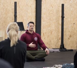 Yogability-instructeur demonstreertBreathwork